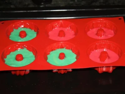 Roscos de colores con cobertura de chocolate