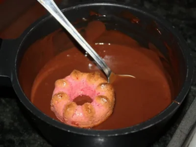 Roscos de colores con cobertura de chocolate