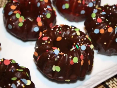 Roscos de colores con cobertura de chocolate