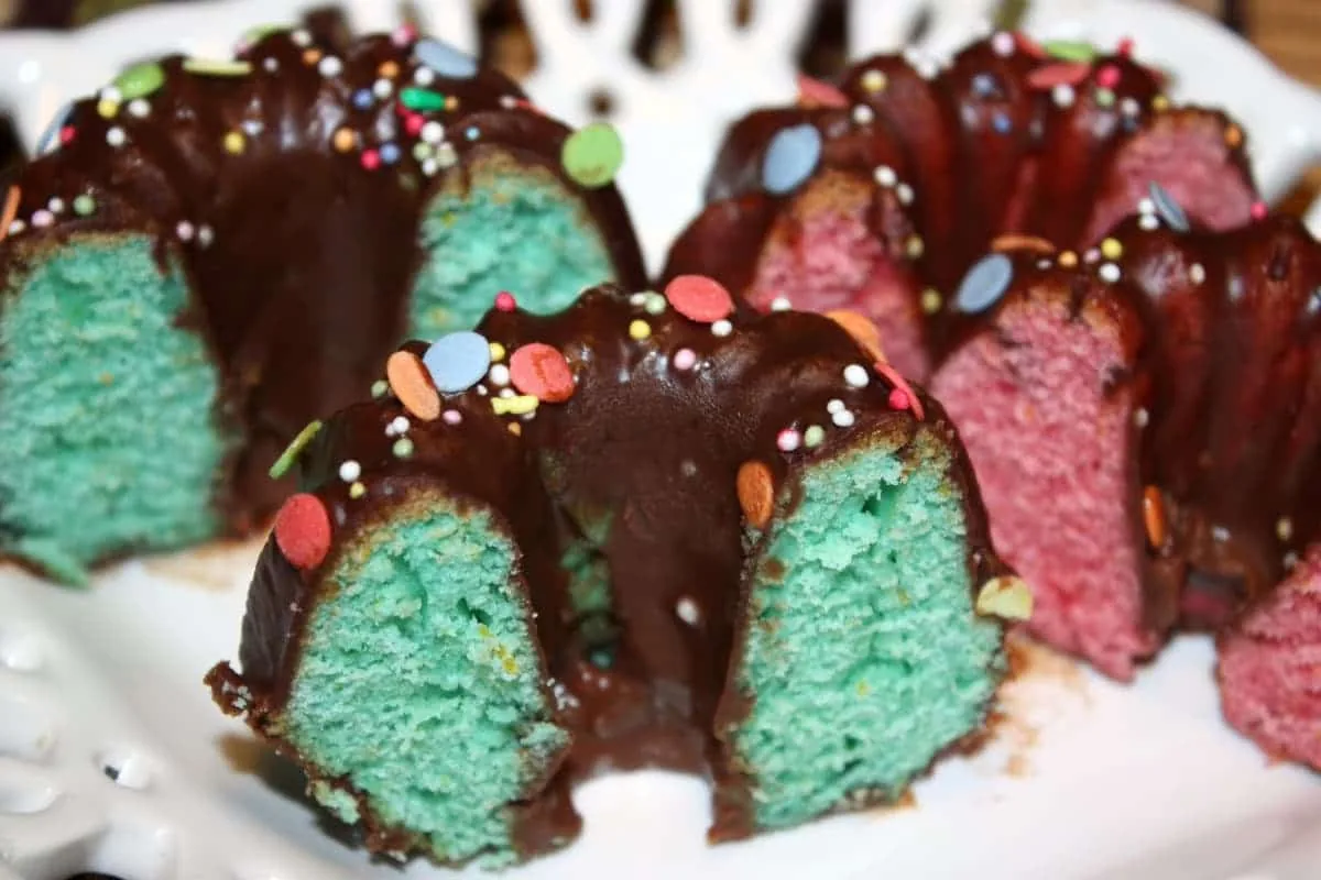 Roscos de colores con cobertura de chocolate