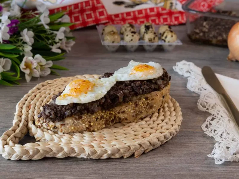Tostada con paté de morcilla y huevo