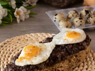 Tostada con paté de morcilla y huevo