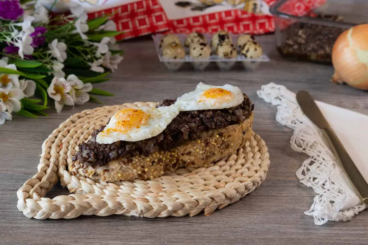 Tostada con paté de morcilla y huevo