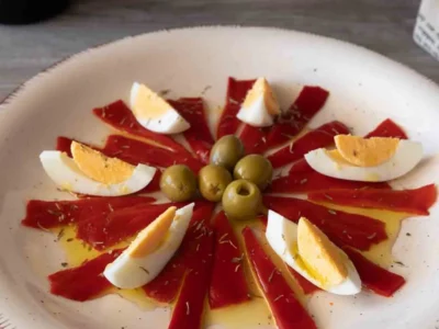 Ensalada de pimientos con huevo duro