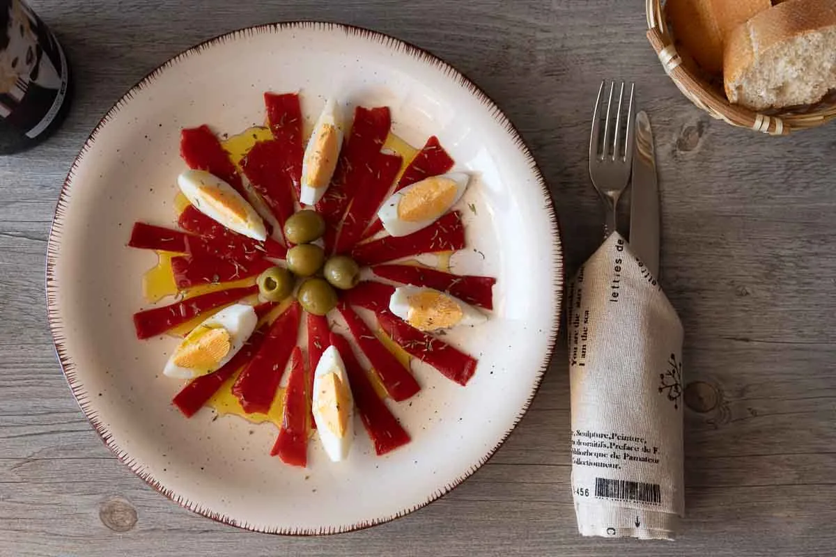 Ensalada de pimientos con huevo duro