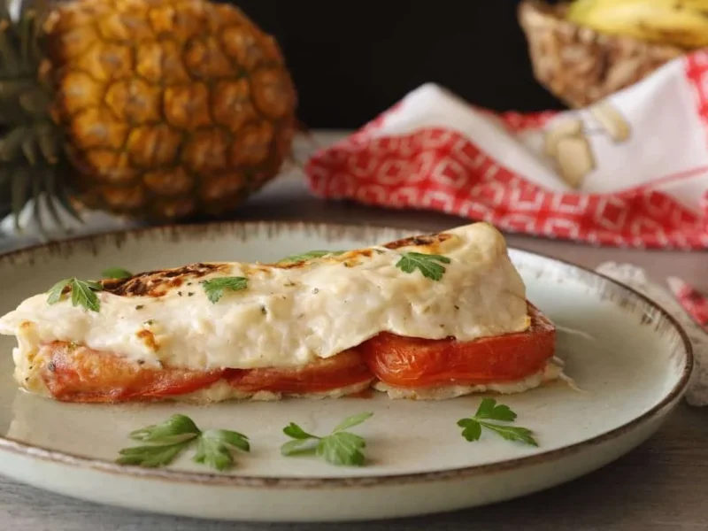 Merluza gratinada con tomate