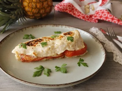 Merluza gratinada con tomate