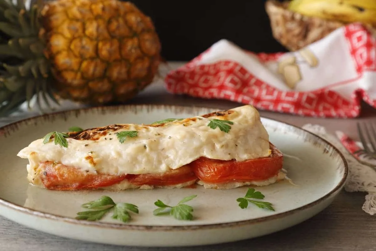 Merluza gratinada con tomate