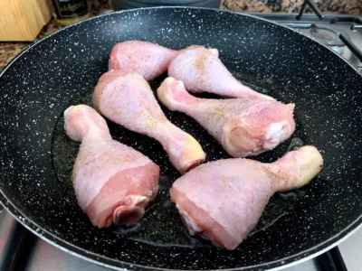 Muslos de pollo en salsa cebolla