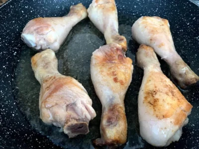 Muslos de pollo en salsa cebolla
