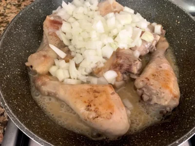 Muslos de pollo en salsa cebolla