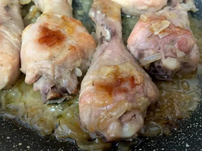 Muslos de pollo en salsa cebolla