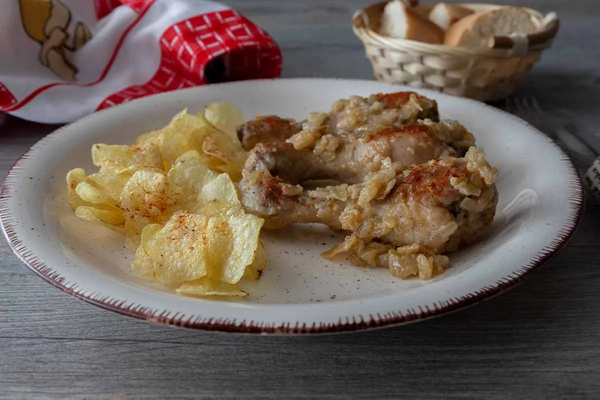 Muslos de pollo en salsa cebolla