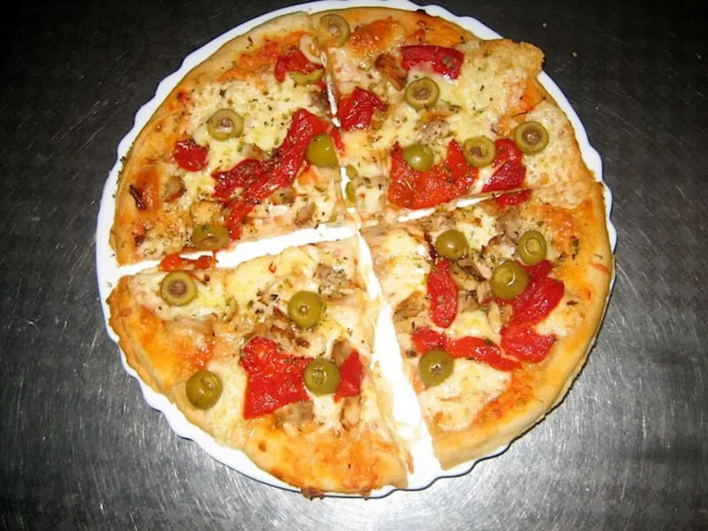 Pizza con pimientos y atún
