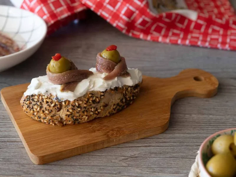 Tapas de anchoas y queso
