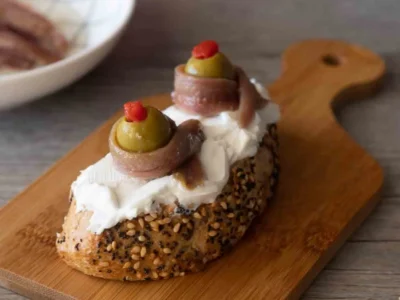 Tapas de anchoas y queso
