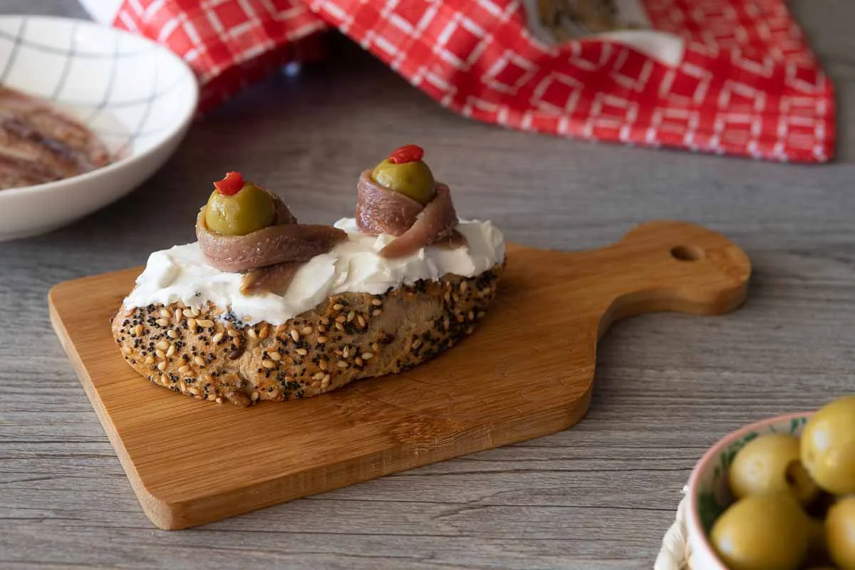 Tapas de anchoas y queso