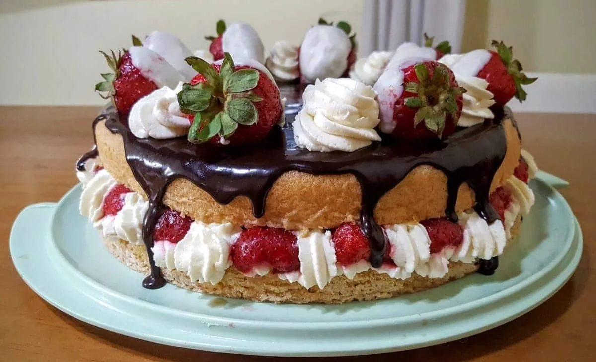 Bizcocho de fresa y nata con chocolate