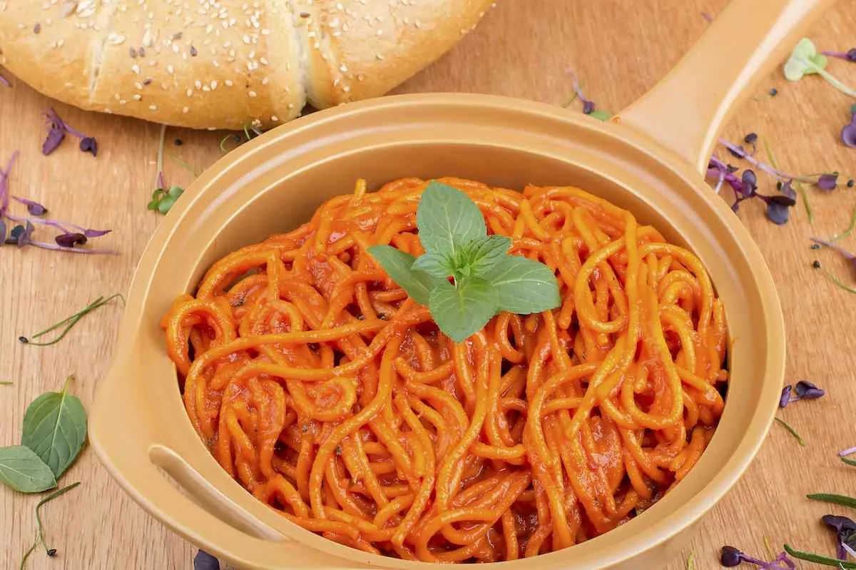 Espaguetis con tomate y nata