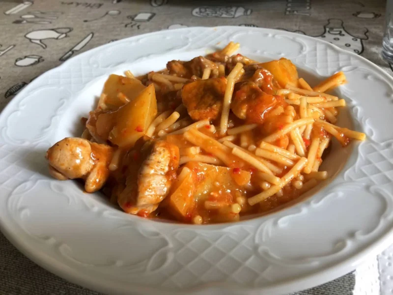 Guiso de carne con fideos