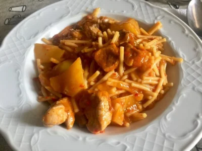 Guiso de carne con fideos