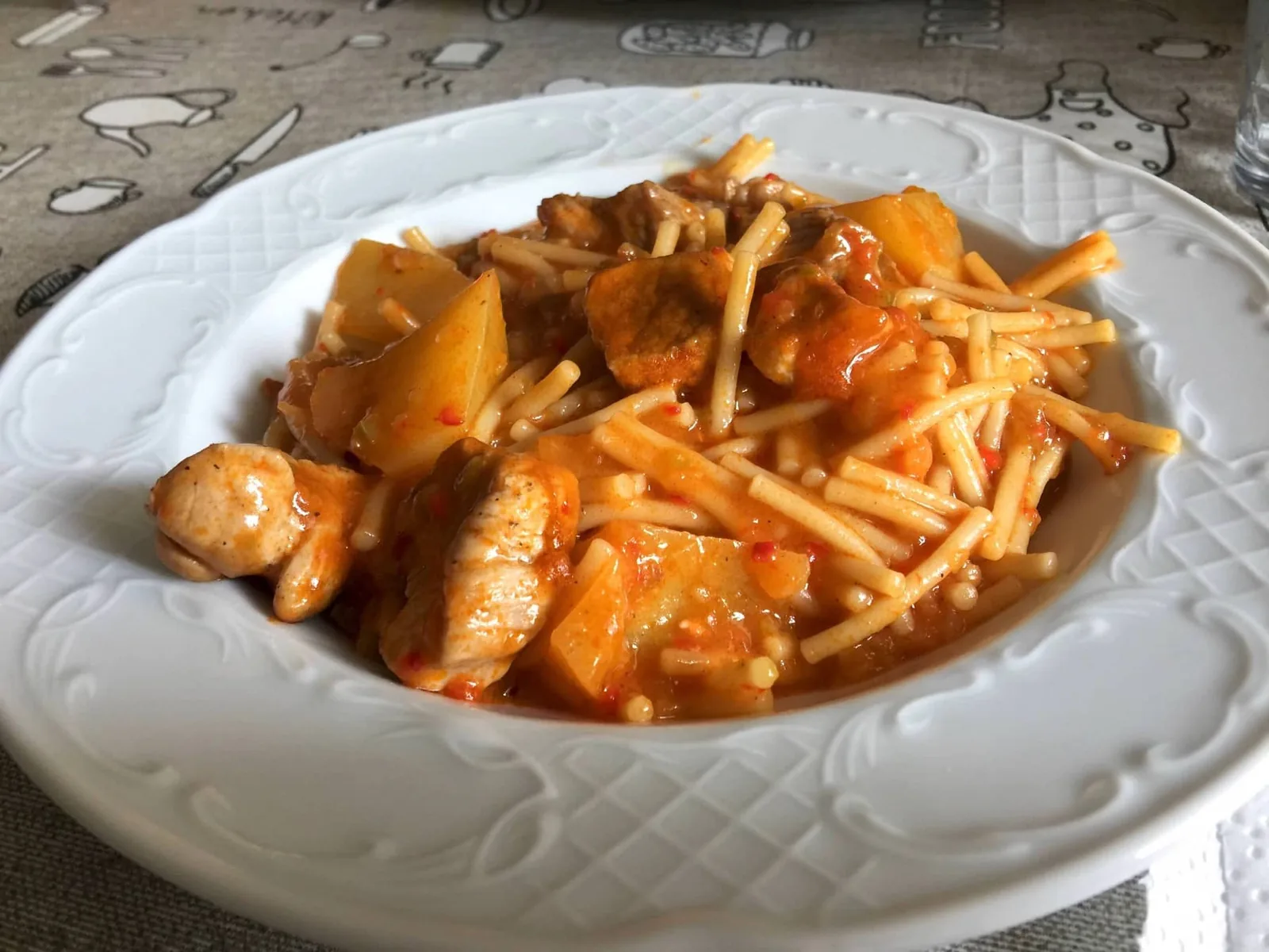 Guiso de carne con fideos