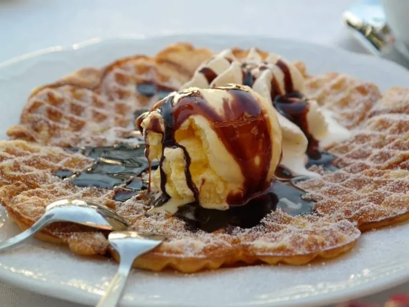 Helado de vainilla regado con caramelo
