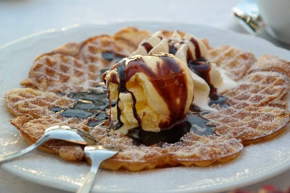 Helado de vainilla regado con caramelo
