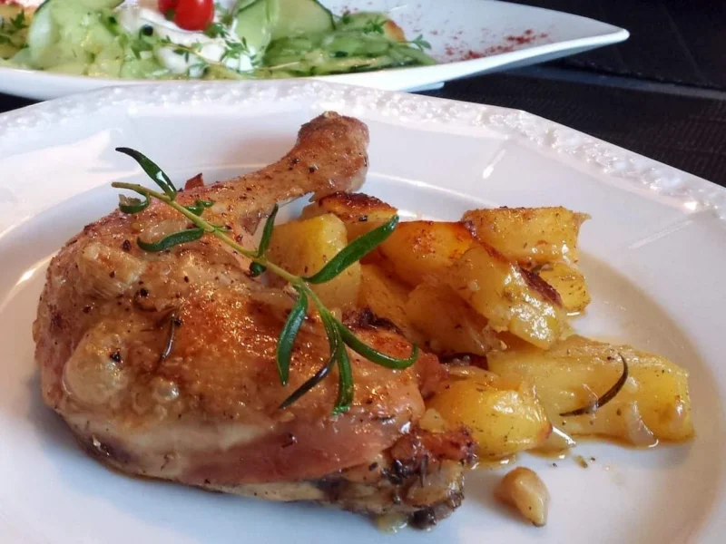 Pollo al horno crujiente acompañado de patatas