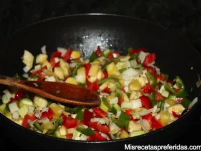Verduras con coñac y queso con base de patatas