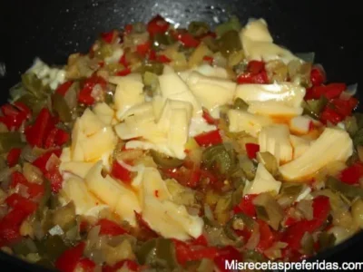 Verduras con coñac y queso con base de patatas