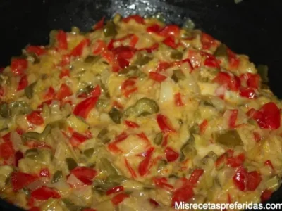 Verduras con coñac y queso con base de patatas