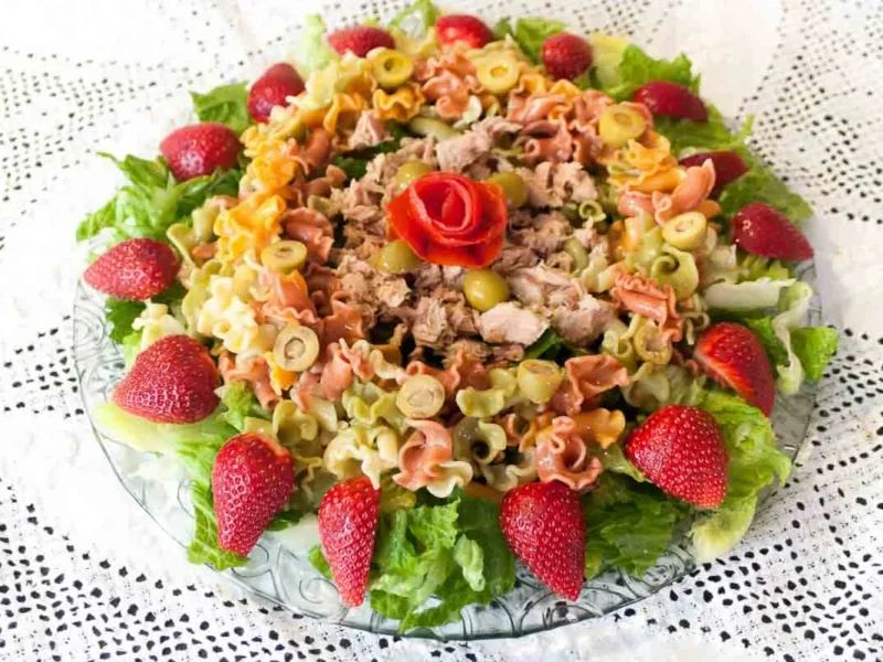 Ensalada con pasta atún y fresas