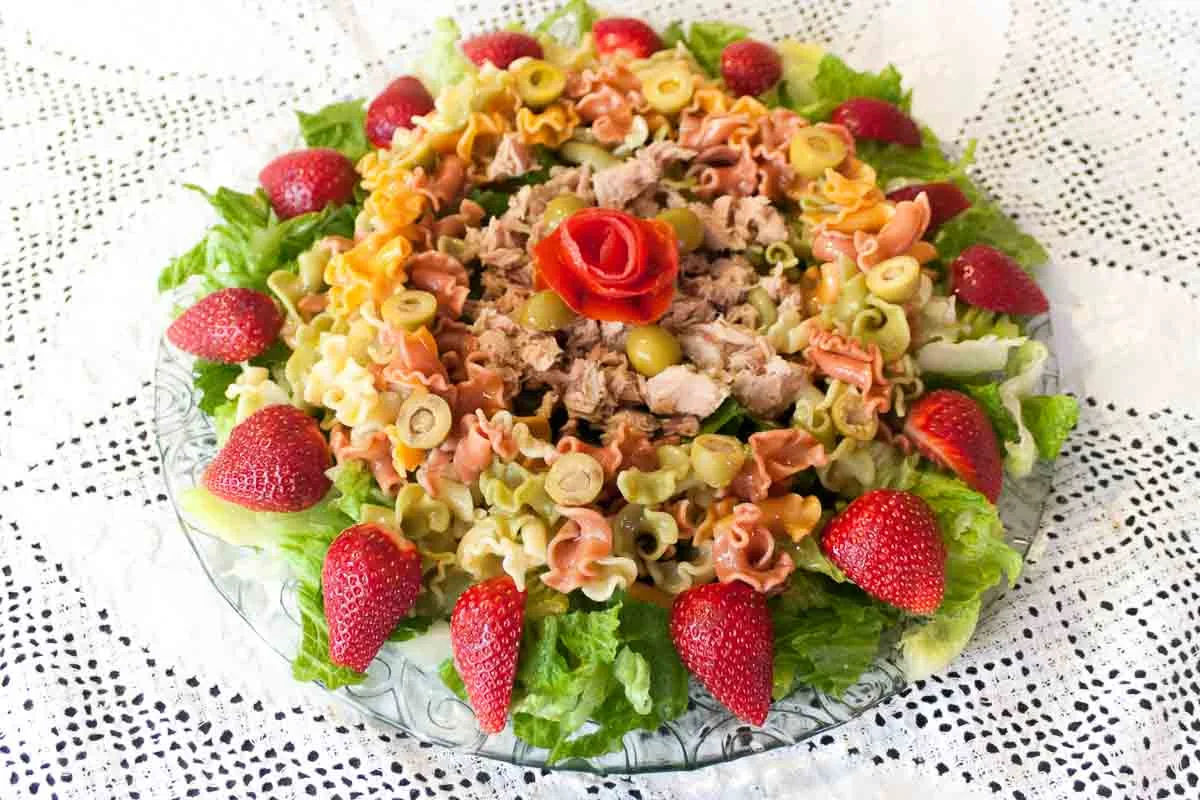 Ensalada con pasta atún y fresas