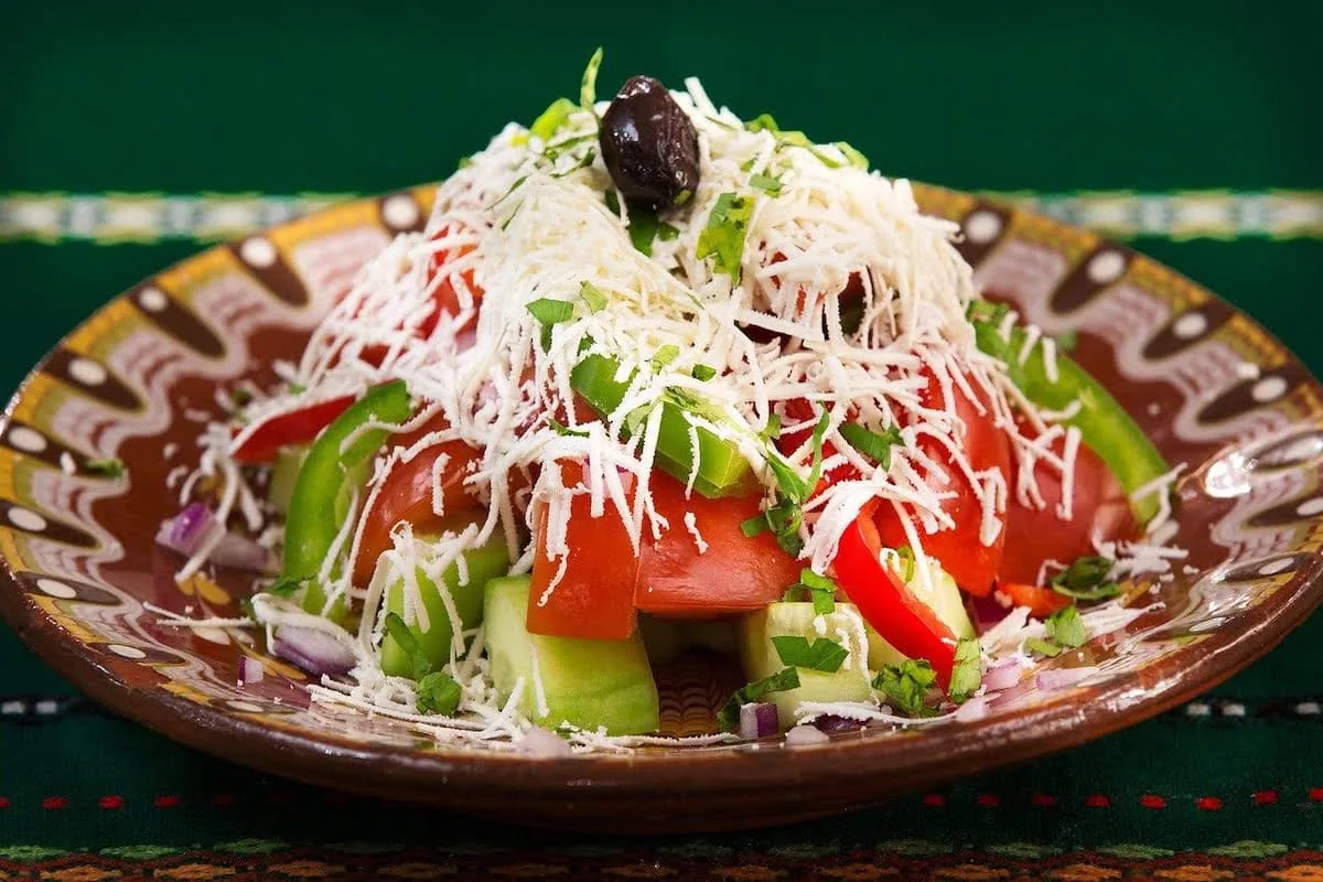Ensalada con queso rallado