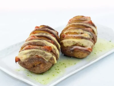 Patatas Hasselback con beicon y queso