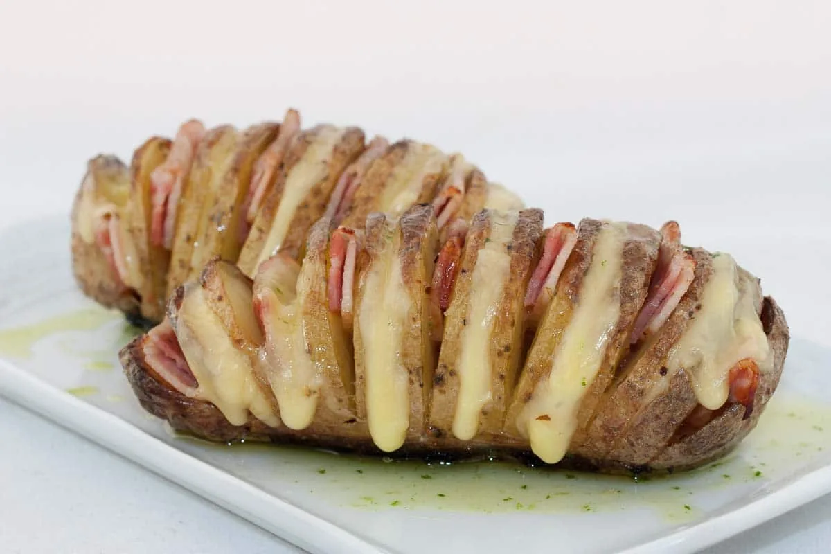 Patatas Hasselback con beicon y queso