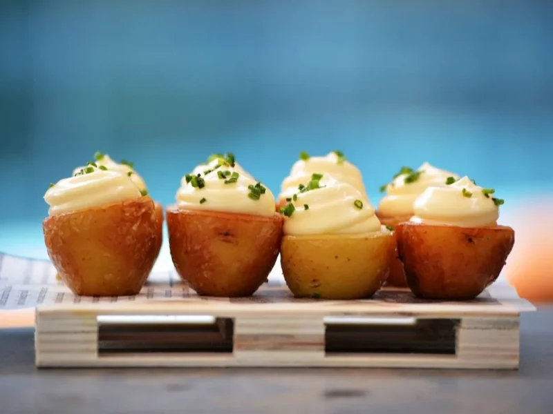 Patatas rellenas de gambas y queso