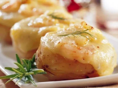 Patatas rellenas de gambas y queso
