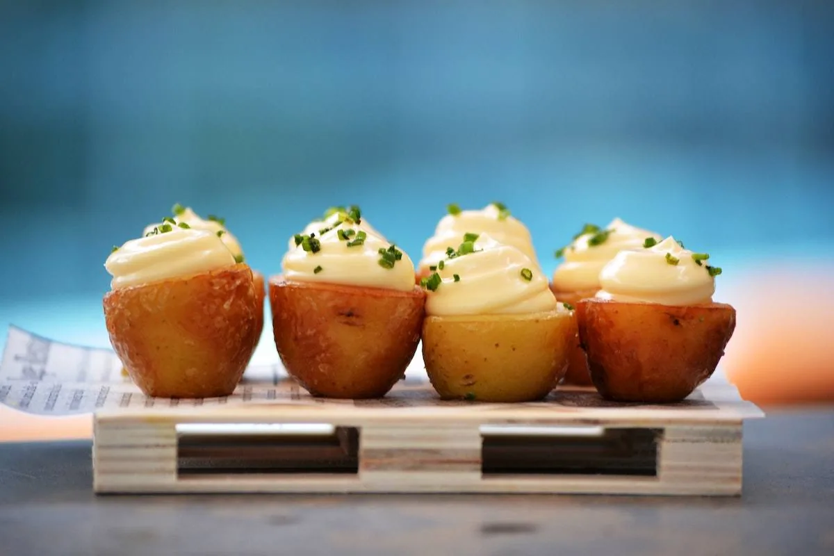 Patatas rellenas de gambas y queso