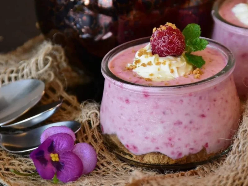 Vasitos de mousse de fresa con nata