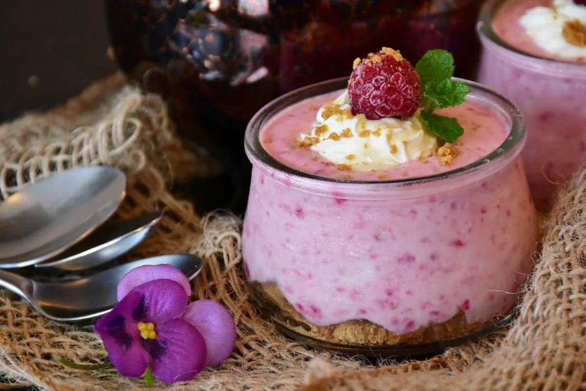 Vasitos de mousse de fresa con nata