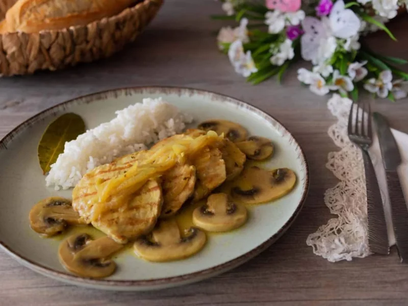 Lomo encebollado con champiñones