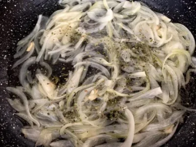 Lomo encebollado con champiñones