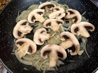 Lomo encebollado con champiñones