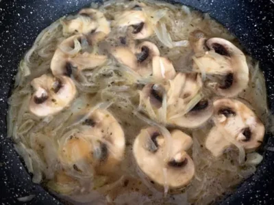 Lomo encebollado con champiñones