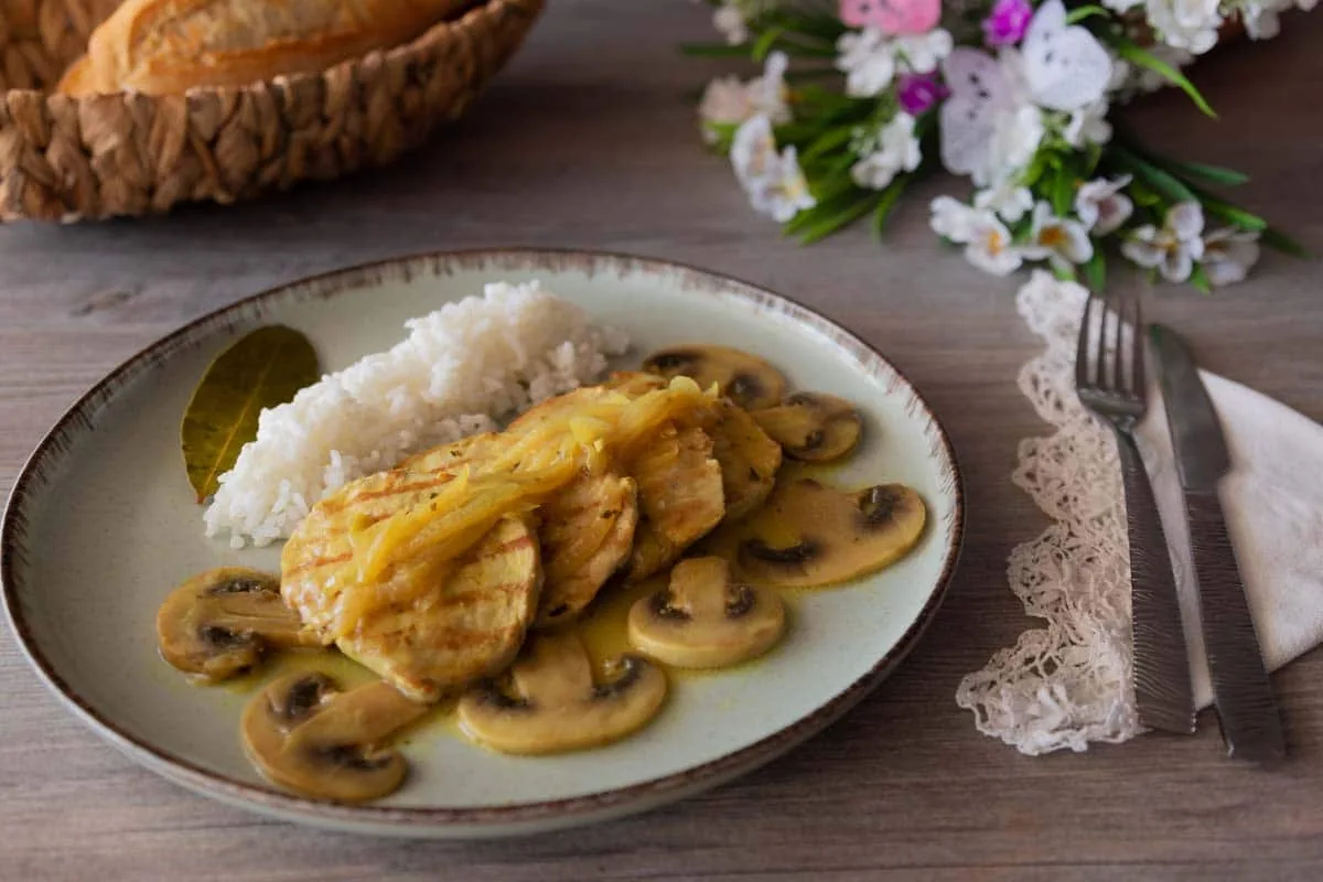 Lomo encebollado con champiñones