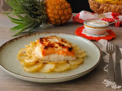 Merluza con salmón y patatas al horno