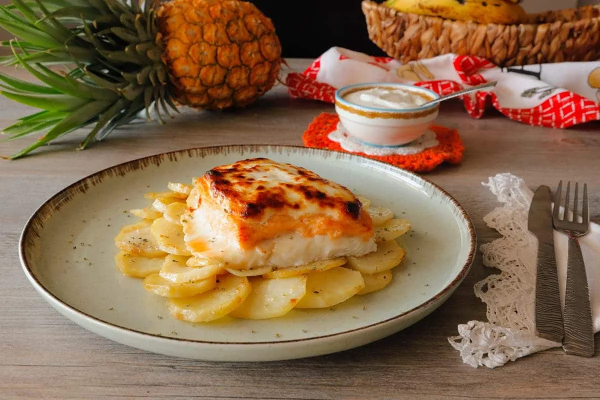 Merluza con salmón y patatas al horno