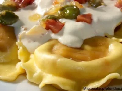 RAVIOLIS DE QUESO DE CABRA Y CEBOLLA CARAMELIZADA ACOMPAÑADA CON CREMA DE NATA HABITAS MINI Y JAMÓN COCIDO
